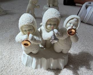 Department 56 Snowbabies "Brass" Trio Figurine A delightful and collectible Snowbabies piece, featuring: Subject: Three Snowbaby figures playing brass/wind instruments β two holding gold-toned horns and one playing a silver trumpet/bugle β mounted on a shared snow-covered base Signature Look: Classic Snowbabies features β textured snow-encrusted snowsuit, rosy cheeks, bright blue eyes, cherubic faces Instruments: Two gold-toned horns and one silver horn/trumpet with realistic metallic finish detailing Base: Sculpted white snow/ice textured shared base Material: Bisque porcelain with granulated snow texture finish