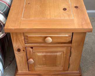 Broyhill Pine Knotted side table
