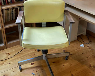 Lot 21: Cosco Mid Century Modern Swivel Desk Chair 