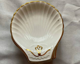 Lot 24: Foley Bone China Shell-Shaped Dishes