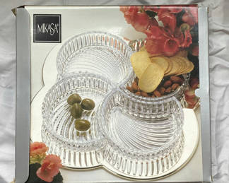 Lot 4: Glass Serving Dishes