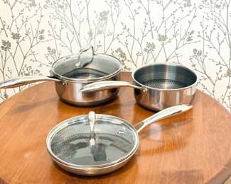 55 SetofHexcladCookwareTwoPotsTwoGlassLidsOnePan