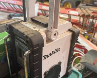 Makita jobsite radio XRM02