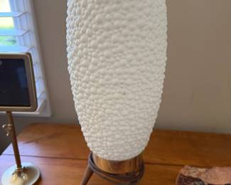 vintage MCM beehive tripod table lamp (plastic)