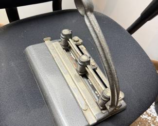 vintage Master Products MFG Co. heavy duty 3 hole punch