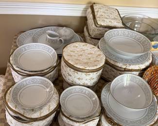 W. Dalton Imperial China Whitney, service for 12