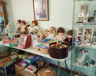 Dolls and other collectibles 