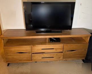Rooms To Go Dana Point Brown Console  Dresser And 50Samsung Flatscreen TV And DVD Player
