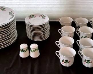Apulum Romania Holly  Berries Dish Set