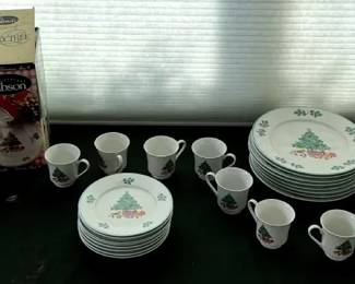 Gibson Holly Tree Dish Set