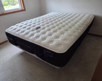 Stearns  Foster Lux Estate Queen Adjustable Bed with Remote