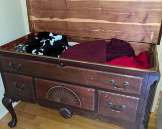 Lane mahogany Queen Anne style cedar chest