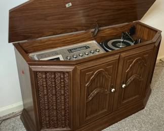 003 Capehart BuiltIn Stereo with Cabinet