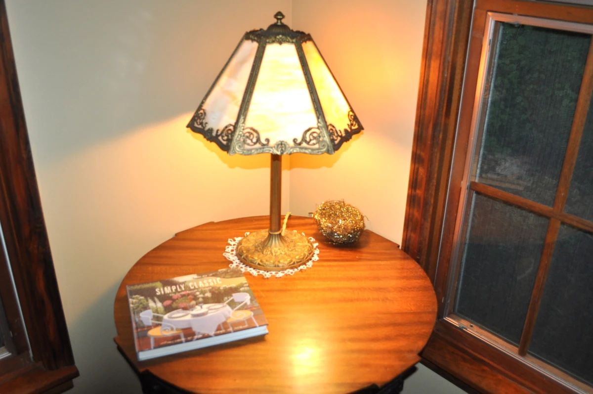 Slag glass lamp E.M. & Co. (Edward Miller & Co.) late 1800s to the 1920s