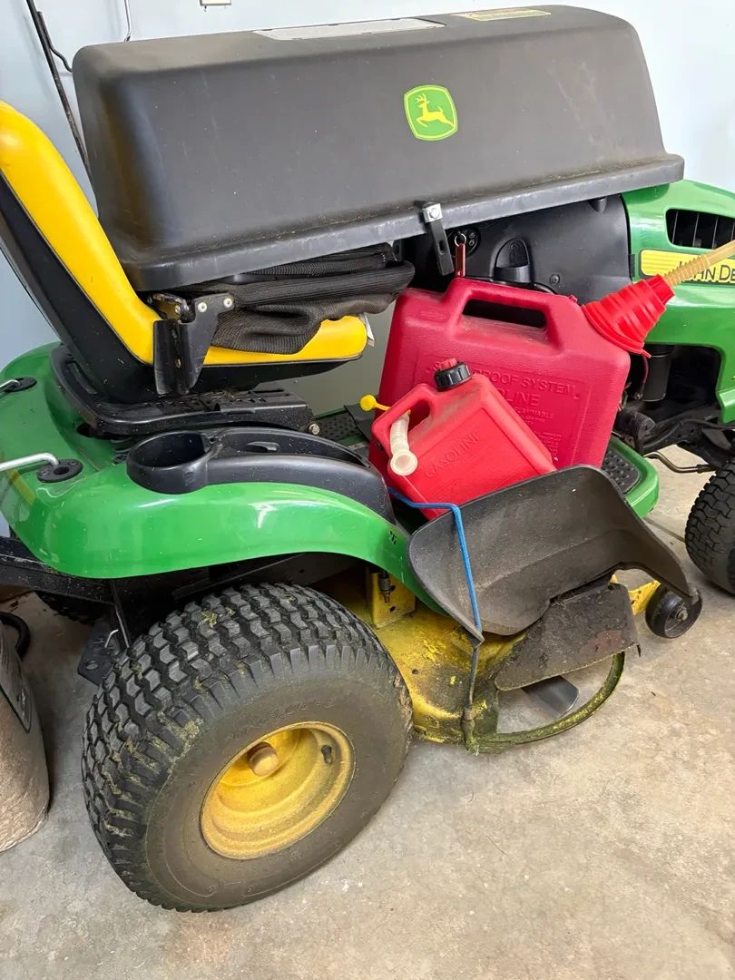  001 John Deere LA110 Automatic Riding Lawnmower
