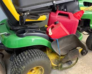 001 John Deere LA110 Automatic Riding Lawnmower