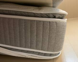 #038	Queen Shiftman Mattress Co. w/Boxsprings	 $75.00 			