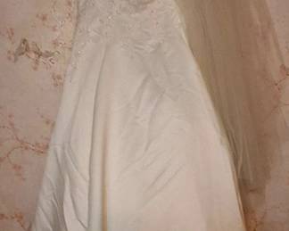 Stunning bridal gown and veil. Never worn!