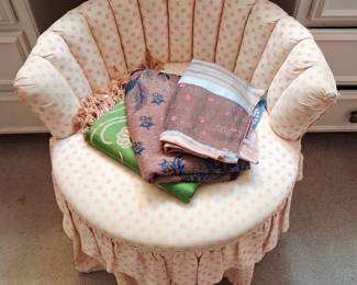 Darling vanity seat