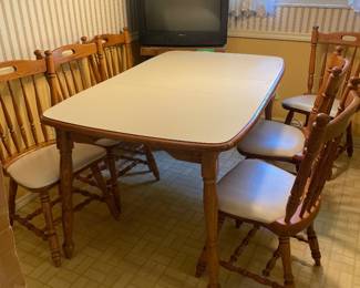 $250.00 - Vintage Solid Oak Dining Table with 6 Matching Chairs