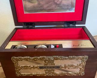 $32.00 - Vintage New Haven Jewelry Box Radio Box