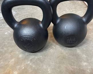 $48.00 - Pair of 15K/33lb Cast Iron Kettlebells