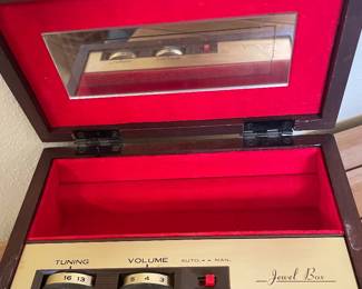 $32.00 - Vintage New Haven Jewelry Box Radio Box