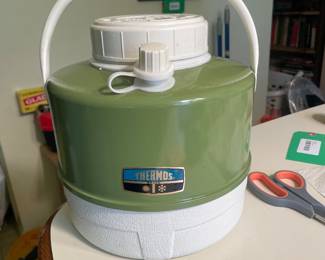 $25.00 - Vintage Thermos Avocado Green Insulated Beverage Dispenser