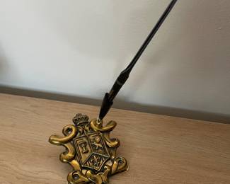 $22.00 - Vintage Heraldic Crest Desk Pen Holder