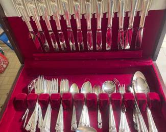 $95.00 - Oneida Deluxe Community Silverplate Set