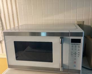 $38.00 - Hamilton Beach 1000W Digital White Microwave