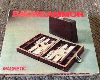 $20.00 - Magnetic Backgammon Game set