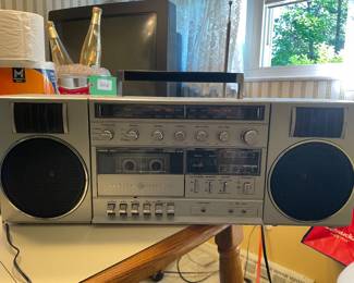 $68.00 - GE 3-5263D Portable Stereo Boombox AM/FM Cassette Detachable Speakers