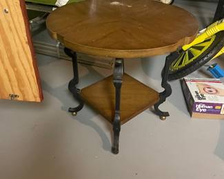 $43.00 - Vintage Round End Table with Lower Shelf & Queen Anne Style Legs