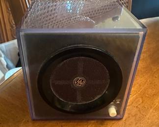 $25.00 - 1972 General Electric Soundscene Picture Cube AM Radio (Model P-2755A)