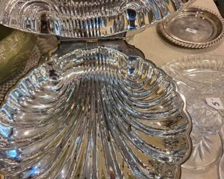 #276	Reed & Barton Silverplate oyster Shell w/hinged lid Server	 $35.00 
