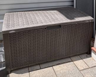 Outdoor storage container