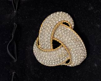 Love knot brooch