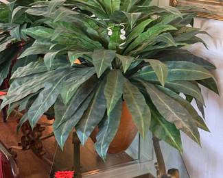 Large faux arrangement, glass to square table