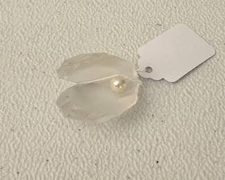 Crystal clam shell w/pearl