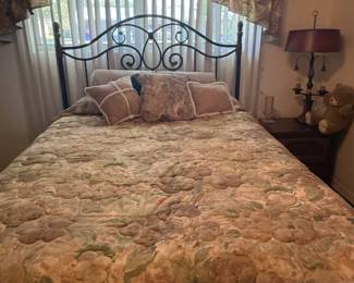 Queen bed w/metal headboard, mattress & box