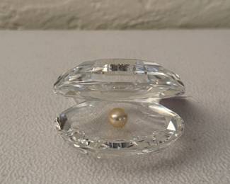 Crystal clam shell w/pearl