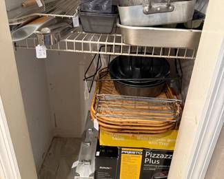 Cookware, bakeware, pizza cooker