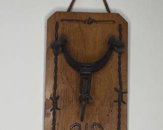 Western Style Wood and Metal Wall Decor with Horseshoe and Barbed Wire