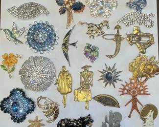 Vintage Costume Brooches & Pendants