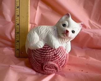 Cat and Ball of Yarn Bank