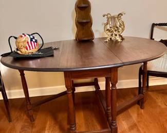 Gateleg dropleaf table