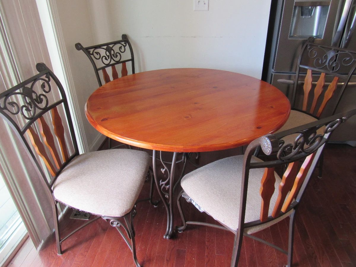 Nice Little table and chairs