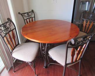 Nice Little table and chairs