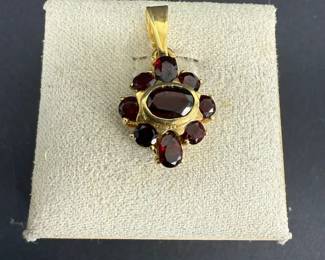 18K Gold Garnet Cluster Pendant  2.6g